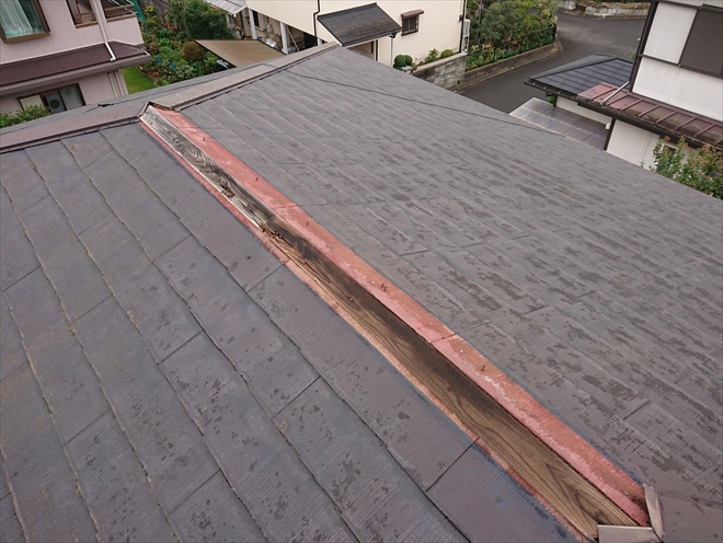 寄棟であるこちらの建物の大棟の板金が飛散していたようです