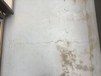 バルコニー床のひび割れは雨漏りの危険性があります
