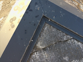 棟板金全体で釘が抜けている
