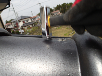 愛甲郡愛川町角田　棟瓦の浮いた釘を打ち込み