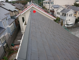めくれてしまって固定されていない片流れ屋根の棟板金