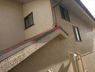 こちらも本来屋根の上に直接竪樋の水を流すことはないので這樋が設置されている箇所ですが、見当たりません