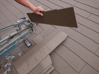 職人さんも機械ではないため、細かいところでミスが出る事があります。その時は新しいスレートをカットし直したりしながら屋根を棟まで葺いていきます