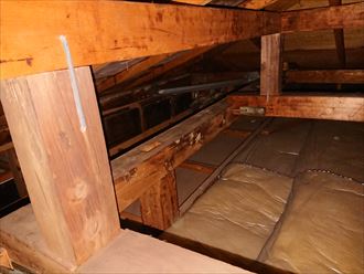 逗子市小坪のスレート屋根調査、屋根の上からでは分からなかった小屋裏への雨漏り