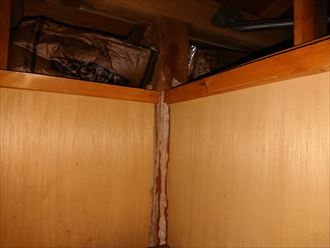 天袋の柱に雨漏りらしき形跡