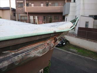 横から見ると、雨樋が押し込まれているだけでなく、下屋根も持ち上げられしまっており、樋と下屋根の修繕が必要です
