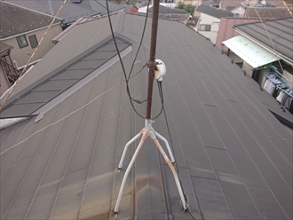 谷もあり屋根材にはテレビ用アンテナの錆も落ちている様子