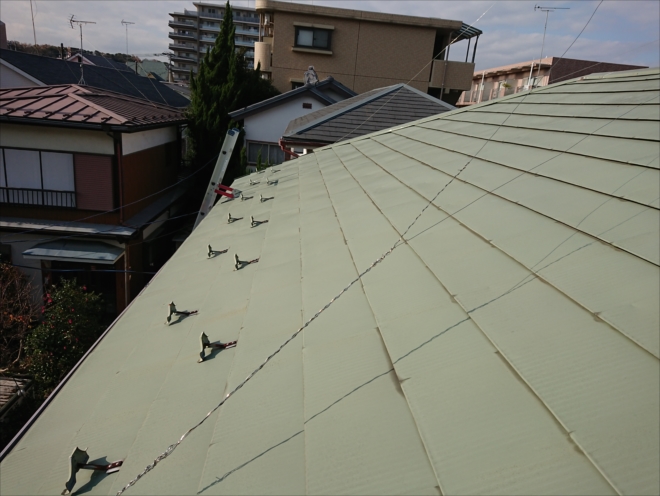 金属屋根はあまりメンテナンスせずにしておくと塗膜が機能せずに表面が滑ってしまい勾配によっては調査できないこともあります
