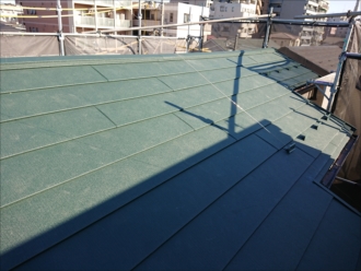 アイジー工業さんのスーパーガルテクト、モスグリーンでのカバー工事後の屋根の様子