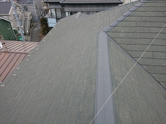 屋根に上がると6寸急勾配、塗装をしていない為に屋根表面は汚れで覆われておりずるずる滑ってしまう状態