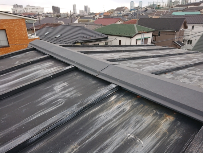 緩い勾配の屋根によく使われる瓦棒葺きのトタン屋根、塗膜が剥がれている様子がよくわかります