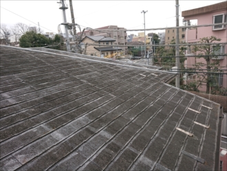 水を吸ってしまった屋根材は黒く変色してしまいます。はっ水効果がなくなってしまったスレートは水を吸ってしまい、寒暖差や外の過酷な環境に耐えられなく割れたりします。