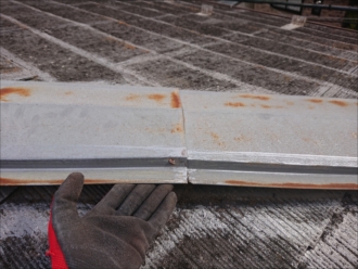 屋根材の雨仕舞に棟板金が設置されていますが、どこも大抵大きく隙間があいており、写真のように手で持ち上がってしまいます