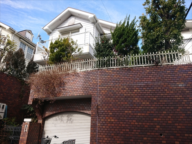 三階建てや擁壁の上、高台に建てられたお住まいは屋根にあがるための梯子を架けられない時もあります