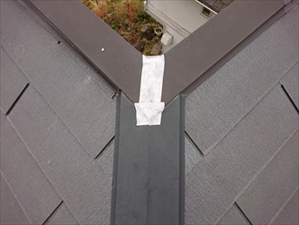 板金を固定する釘を真上から打ち込むためにそこから雨水が伝わっていかないように、上から防水テープでふさいでおきます