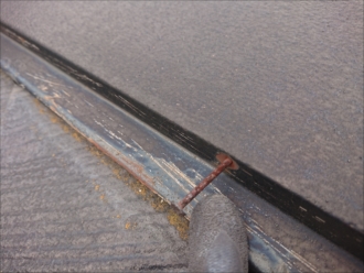 気になる棟板金を固定する釘が浮いている所