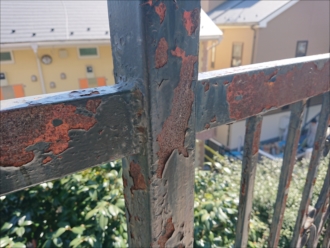 手すり部分は黒よりも錆の赤が多く目立ってしまいます