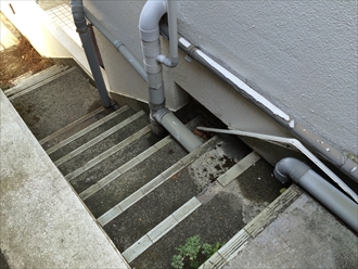 排水口が集まっており階段に雨水が浸透しやすい環境