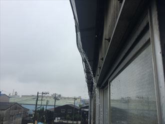 平塚市東八幡で工場屋根に付いた雨樋の不具合を調査いたしました