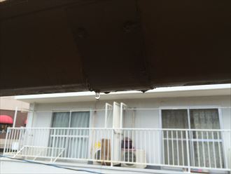 雨樋の継ぎ目から漏れて滴る水滴