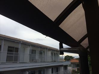雨樋の継ぎ目から滴る水滴
