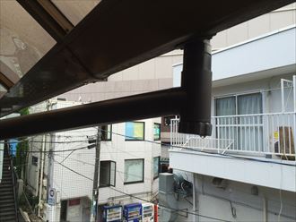 雨樋の清掃口からも滴っている