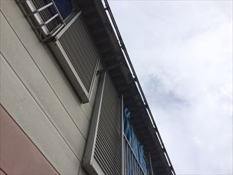 軒先の雨樋の不具合が原因で下に漏れてきます