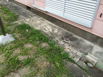 雨樋からも水漏れが続くことで地面が割れてしまった