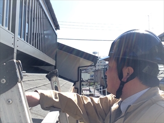 雨漏りの原因を探るために下屋を確認