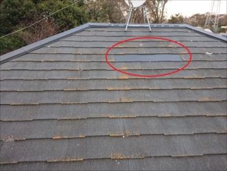 ひび割れが必ず発生する屋根に部分差し替えでの対応は全く意味がありません。防水紙の耐用年数を迎えて気づかないうちに雨漏りする前に屋根工事が必要です