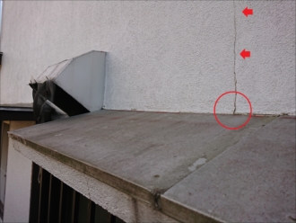 庇の板金も表面の塗装が剥げて錆が見られ、またその庇との取り合いの外壁には二階から発生している長いクラックが確認できました