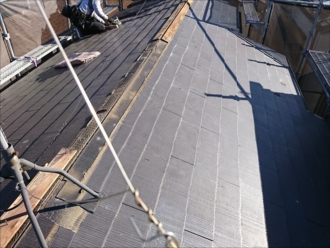 貫板の腐食と、スレート屋根の割れが確認できます