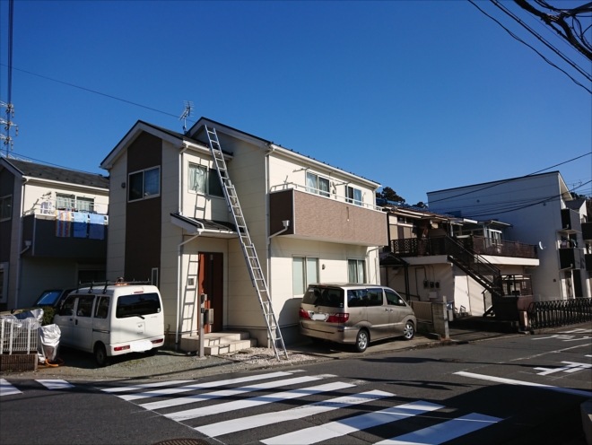 棟違いの切妻屋根でした、梯子を架ける場所が限られているため写真の棟違いの屋根に梯子を架けてあがりました