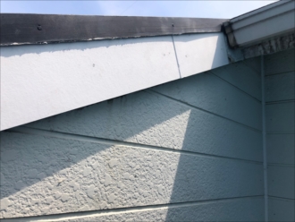 新たに設置する破風板はケイカル板を使用。目地にはコーキングを打ちこの後外壁塗装と同様に下塗り、仕上げ二回塗りを行いました