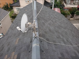 強風でちぎれて飛散してしまったシングル材が使われた屋根