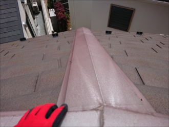 6寸急勾配で屋根塗装などはされていない為に、表面はずるずるでは汚れが溜まっている状態