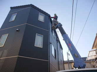 伊勢原市見附島にて３階建ての屋根への雪止め金具設置と雨樋修理を高所作業車で実施