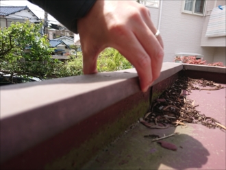 原因はおそらく雨水が流れずにたまった結果、笠木板金との隙間から庇内部に雨水が入り込み腐食させていたと思われます