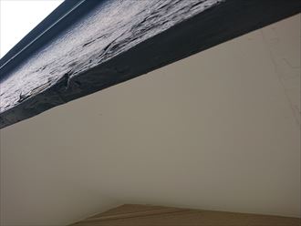 塗膜が傷んで剥がれかかっている破風板