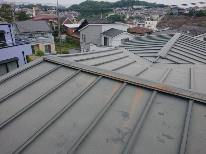 瓦棒葺きは心木からの雨水の吸い込みで屋根材が広く飛散する可能性があります。早めのメンテナンスがお勧めです