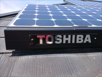 平塚市纏にて訪問業者に指摘された築25年経過した太陽光設置済のスレート屋根の様子