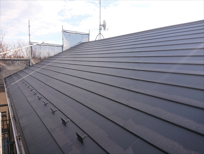 スーパーガルテクト、ちぢみ塗装が屋根材に表情を与えてくれ金属でありながらデザイン性も高いおすすめの屋根材です