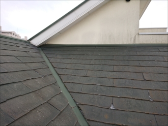 表層剥離が見られるニチハパミールが使われている屋根