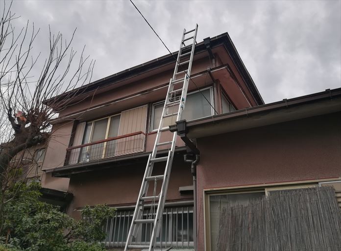 雨漏りをしているスレート屋根を調査