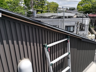 屋根ケラバ板金飛散箇所の様子