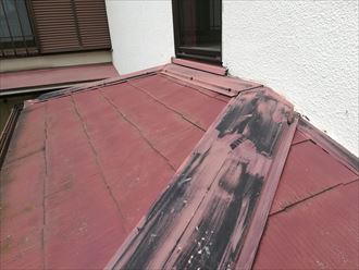 棟板金の元の色が見えている