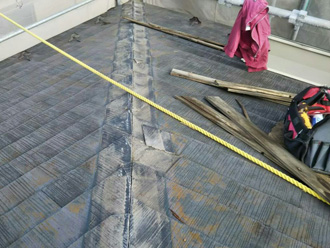 三浦郡葉山町堀内　棟板金交換工事　古い棟板金を撤去