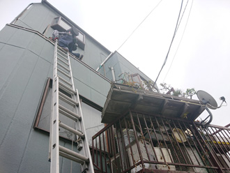 三浦郡葉山町堀内　梯子で屋根に上る　棟板金交換工事