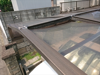 割れなかったところもフレームから外れてしまい湾曲している状態