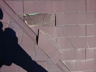 寒川町岡田でひび割れ始めたスレートは、早めの補修と早めの屋根塗装